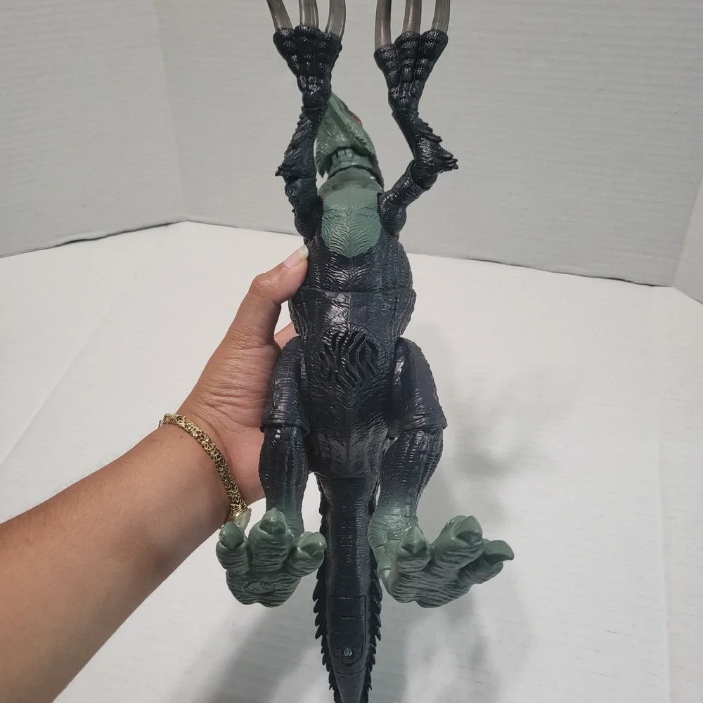 Jurassic World Dominion No Sound Slashin' Therizinosaurus Dinosaur Action Figure